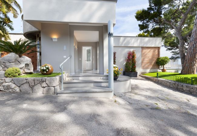 Villa in Sorrento - AMORE RENTALS -Villa Giada with Swimming Pool, Garden, Sea View and Parking Villa in Sorrento - AMORE RENTALS -Villa Giada with Swimming Pool, Garden, Sea View and Parking