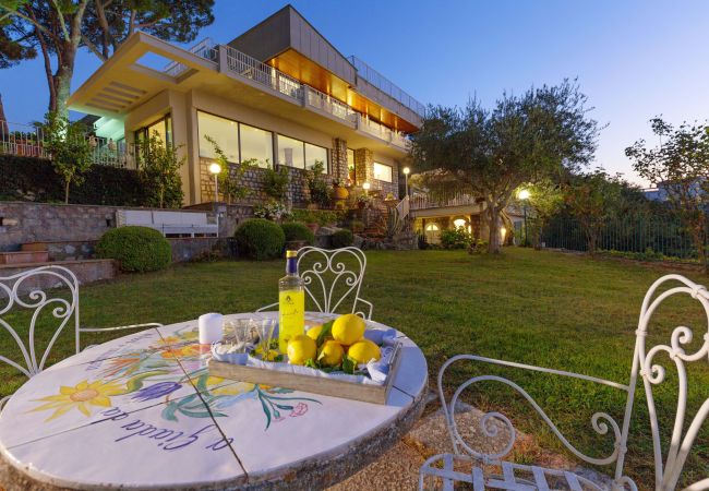 Villa in Sorrento - AMORE RENTALS -Villa Giada with Swimming Pool, Garden, Sea View and Parking Villa in Sorrento - AMORE RENTALS -Villa Giada with Swimming Pool, Garden, Sea View and Parking