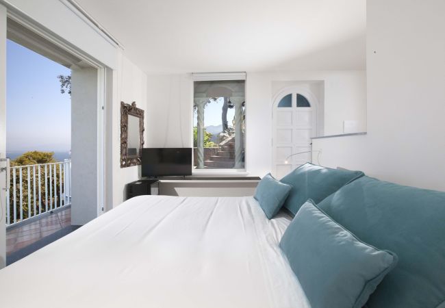 Villa in Sorrento - AMORE RENTALS -Villa Giada with Swimming Pool, Garden, Sea View and Parking Villa in Sorrento - AMORE RENTALS -Villa Giada with Swimming Pool, Garden, Sea View and Parking