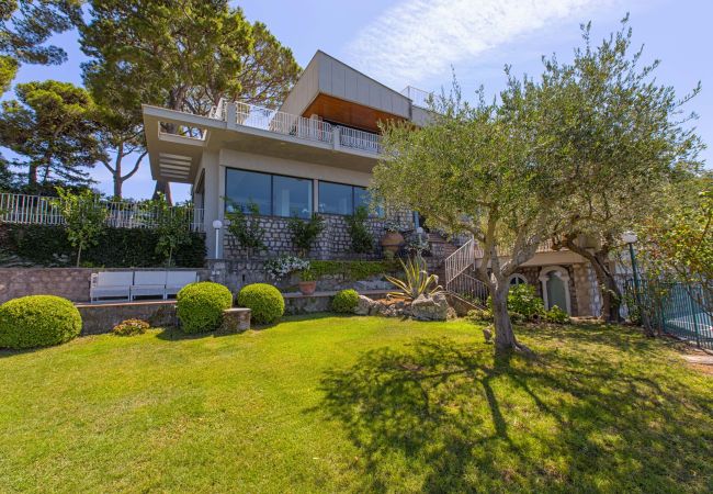 Villa in Sorrento - AMORE RENTALS -Villa Giada with Swimming Pool, Garden, Sea View and Parking Villa in Sorrento - AMORE RENTALS -Villa Giada with Swimming Pool, Garden, Sea View and Parking