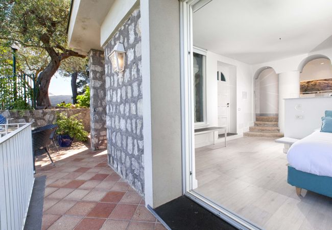 Villa in Sorrento - AMORE RENTALS -Villa Giada with Swimming Pool, Garden, Sea View and Parking Villa in Sorrento - AMORE RENTALS -Villa Giada with Swimming Pool, Garden, Sea View and Parking
