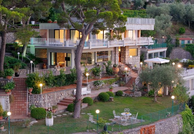 Villa in Sorrento - AMORE RENTALS -Villa Giada with Swimming Pool, Garden, Sea View and Parking Villa in Sorrento - AMORE RENTALS -Villa Giada with Swimming Pool, Garden, Sea View and Parking