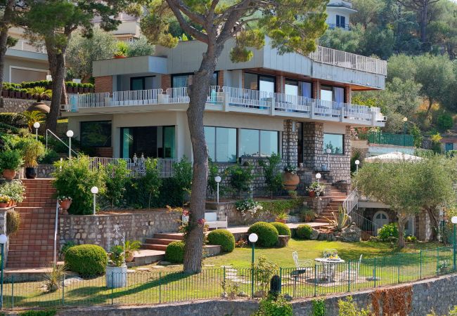 Villa in Sorrento - AMORE RENTALS -Villa Giada with Swimming Pool, Garden, Sea View and Parking Villa in Sorrento - AMORE RENTALS -Villa Giada with Swimming Pool, Garden, Sea View and Parking