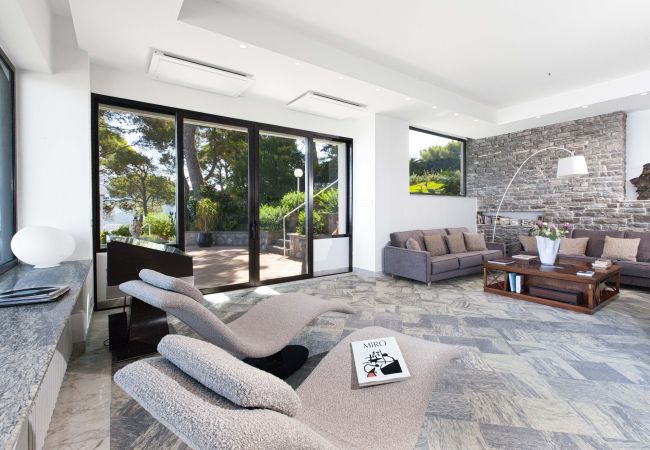 Villa in Sorrento - AMORE RENTALS -Villa Giada with Swimming Pool, Garden, Sea View and Parking Villa in Sorrento - AMORE RENTALS -Villa Giada with Swimming Pool, Garden, Sea View and Parking