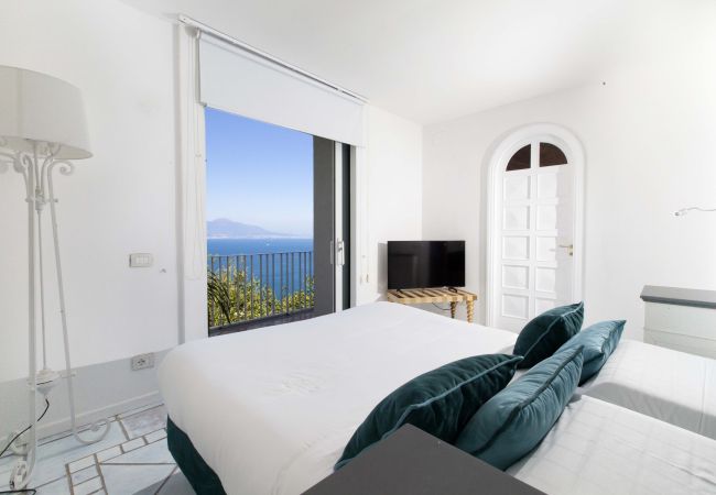 Villa in Sorrento - AMORE RENTALS -Villa Giada with Swimming Pool, Garden, Sea View and Parking Villa in Sorrento - AMORE RENTALS -Villa Giada with Swimming Pool, Garden, Sea View and Parking