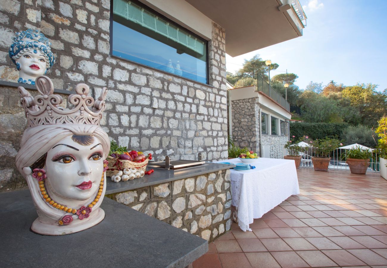 Villa in Sorrento - AMORE RENTALS -Villa Giada with Swimming Pool, Garden, Sea View and Parking