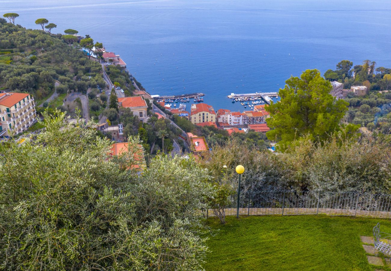 Villa in Sorrento - AMORE RENTALS -Villa Giada with Swimming Pool, Garden, Sea View and Parking