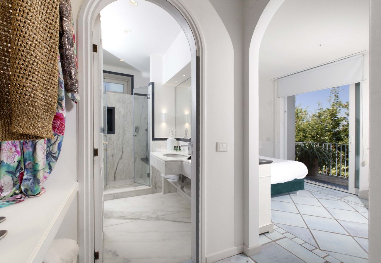 Villa in Sorrento - AMORE RENTALS -Villa Giada with Swimming Pool, Garden, Sea View and Parking