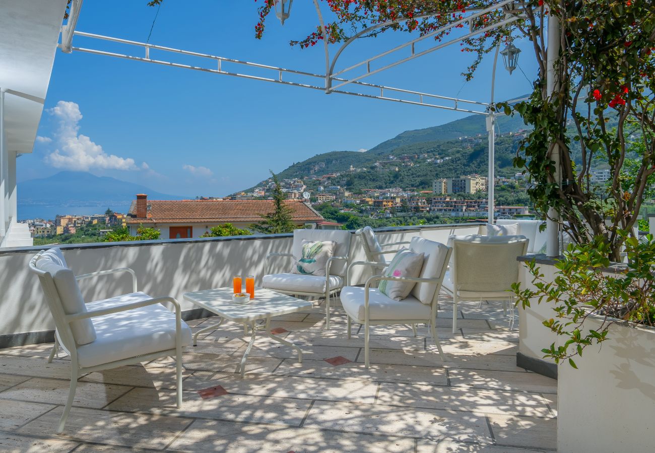 Villa in Vico Equense - AMORE RENTALS - Villa Romeo with Sea View, Private Pool, Garden and Parking