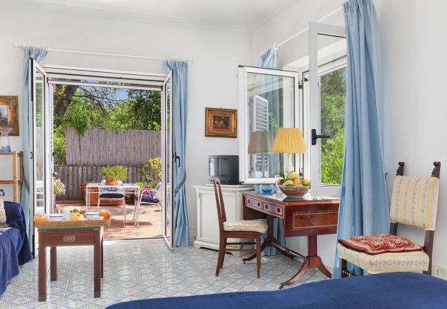 Villa in Capri - AMORE RENTALS - Villa Polifemo with Swimming Pool, Sea View, Terrace and Garden Villa in Capri - AMORE RENTALS - Villa Polifemo with Swimming Pool, Sea View, Terrace and Garden