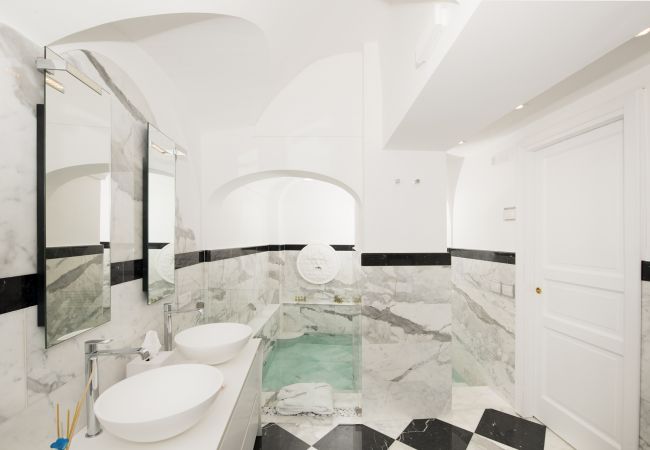 Villa in Positano - AMORE RENTALS - Villa Mimosa with Private Pool, Sea View, Air Conditioning, Positano Center Villa in Positano - AMORE RENTALS - Villa Mimosa with Private Pool, Sea View, Air Conditioning, Positano Center