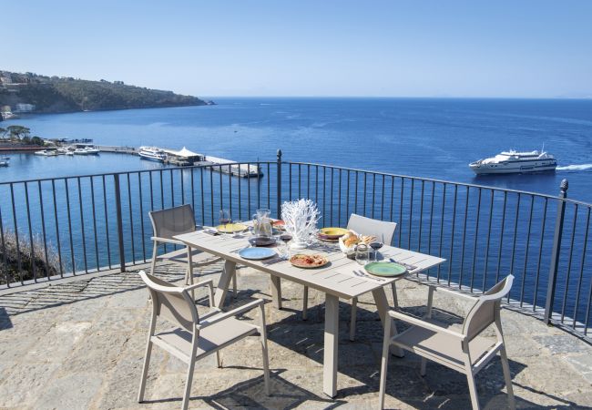 Villa in Sorrento - AMORE RENTALS -Villa Galidia with Jacuzzi, Sea View, Garden and Air Conditioning Villa in Sorrento - AMORE RENTALS -Villa Galidia with Jacuzzi, Sea View, Garden and Air Conditioning