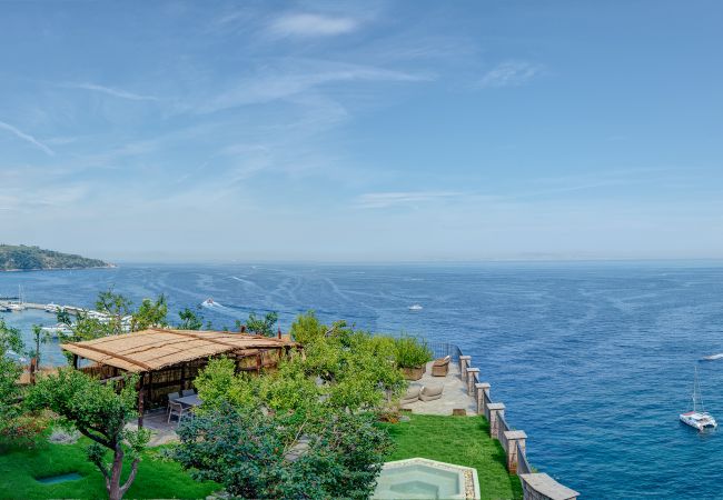 Villa in Sorrento - AMORE RENTALS -Villa Galidia with Jacuzzi, Sea View, Garden and Air Conditioning Villa in Sorrento - AMORE RENTALS -Villa Galidia with Jacuzzi, Sea View, Garden and Air Conditioning