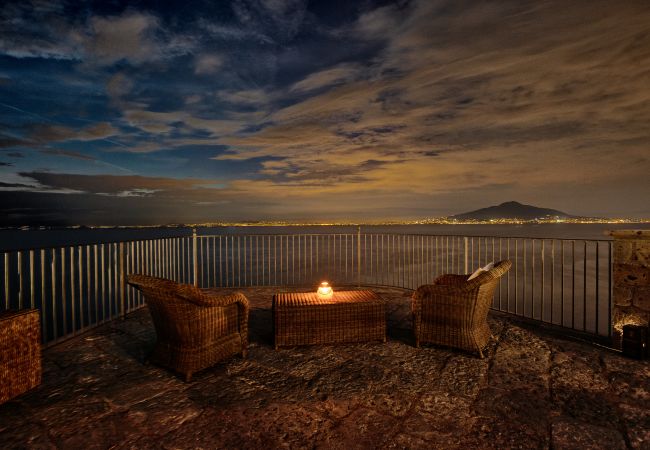 Villa in Sorrento - AMORE RENTALS -Villa Galidia with Jacuzzi, Sea View, Garden and Air Conditioning Villa in Sorrento - AMORE RENTALS -Villa Galidia with Jacuzzi, Sea View, Garden and Air Conditioning