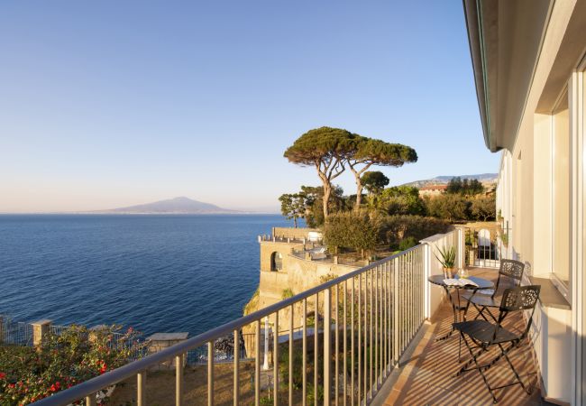 Villa in Sorrento - AMORE RENTALS -Villa Galidia with Jacuzzi, Sea View, Garden and Air Conditioning Villa in Sorrento - AMORE RENTALS -Villa Galidia with Jacuzzi, Sea View, Garden and Air Conditioning