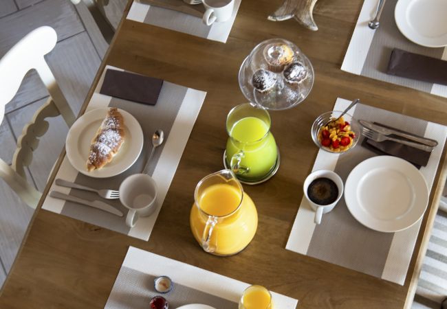 Villa in Sorrento - AMORE RENTALS -Villa Galidia with Jacuzzi, Sea View, Garden and Air Conditioning Villa in Sorrento - AMORE RENTALS -Villa Galidia with Jacuzzi, Sea View, Garden and Air Conditioning