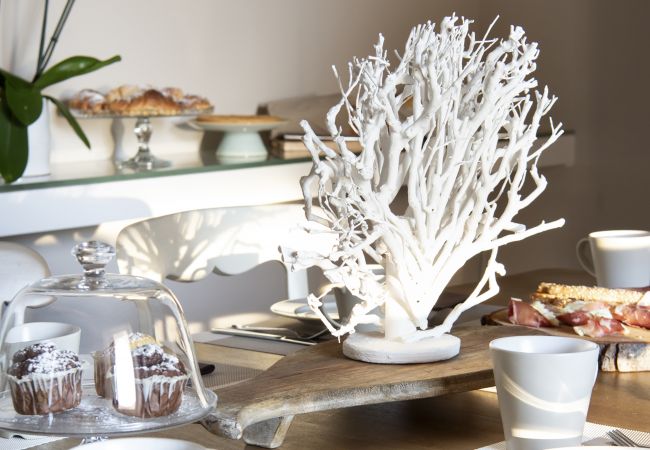 Villa in Sorrento - AMORE RENTALS -Villa Galidia with Jacuzzi, Sea View, Garden and Air Conditioning Villa in Sorrento - AMORE RENTALS -Villa Galidia with Jacuzzi, Sea View, Garden and Air Conditioning