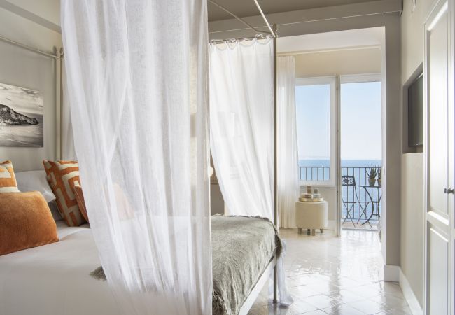 Villa in Sorrento - AMORE RENTALS -Villa Galidia with Jacuzzi, Sea View, Garden and Air Conditioning Villa in Sorrento - AMORE RENTALS -Villa Galidia with Jacuzzi, Sea View, Garden and Air Conditioning