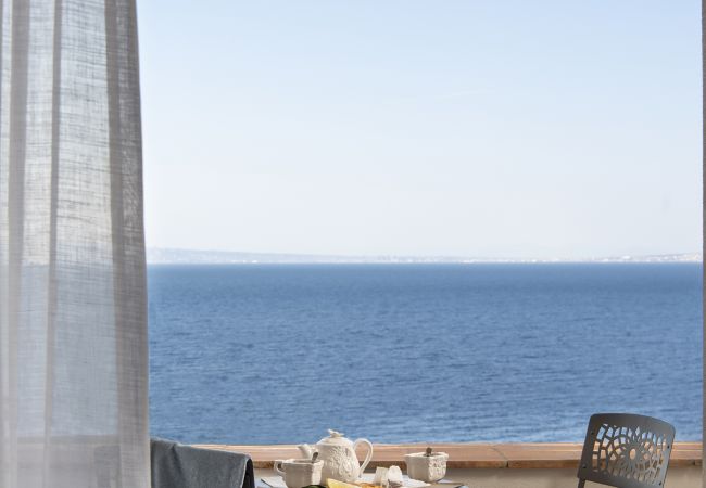 Villa in Sorrento - AMORE RENTALS -Villa Galidia with Jacuzzi, Sea View, Garden and Air Conditioning Villa in Sorrento - AMORE RENTALS -Villa Galidia with Jacuzzi, Sea View, Garden and Air Conditioning