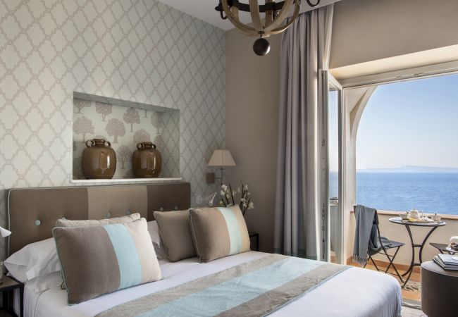 Villa in Sorrento - AMORE RENTALS -Villa Galidia with Jacuzzi, Sea View, Garden and Air Conditioning Villa in Sorrento - AMORE RENTALS -Villa Galidia with Jacuzzi, Sea View, Garden and Air Conditioning