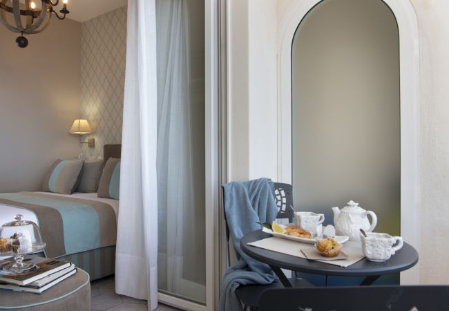 Villa in Sorrento - AMORE RENTALS -Villa Galidia with Jacuzzi, Sea View, Garden and Air Conditioning Villa in Sorrento - AMORE RENTALS -Villa Galidia with Jacuzzi, Sea View, Garden and Air Conditioning