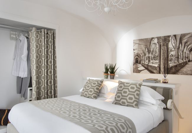 Villa in Sorrento - AMORE RENTALS -Villa Galidia with Jacuzzi, Sea View, Garden and Air Conditioning Villa in Sorrento - AMORE RENTALS -Villa Galidia with Jacuzzi, Sea View, Garden and Air Conditioning