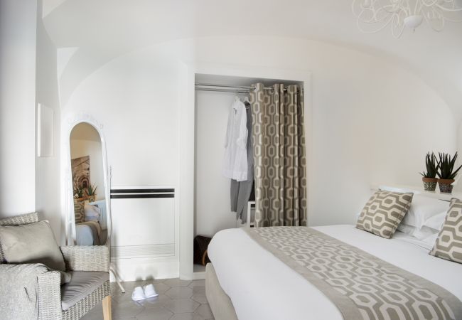 Villa in Sorrento - AMORE RENTALS -Villa Galidia with Jacuzzi, Sea View, Garden and Air Conditioning Villa in Sorrento - AMORE RENTALS -Villa Galidia with Jacuzzi, Sea View, Garden and Air Conditioning