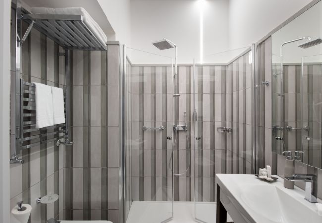 Villa in Sorrento - AMORE RENTALS -Villa Galidia with Jacuzzi, Sea View, Garden and Air Conditioning Villa in Sorrento - AMORE RENTALS -Villa Galidia with Jacuzzi, Sea View, Garden and Air Conditioning