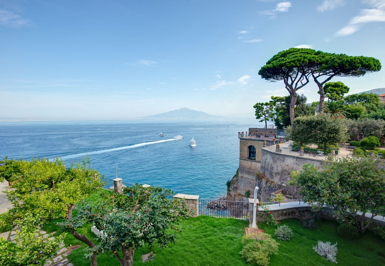 Villa in Sorrento - AMORE RENTALS -Villa Galidia with Jacuzzi, Sea View, Garden and Air Conditioning