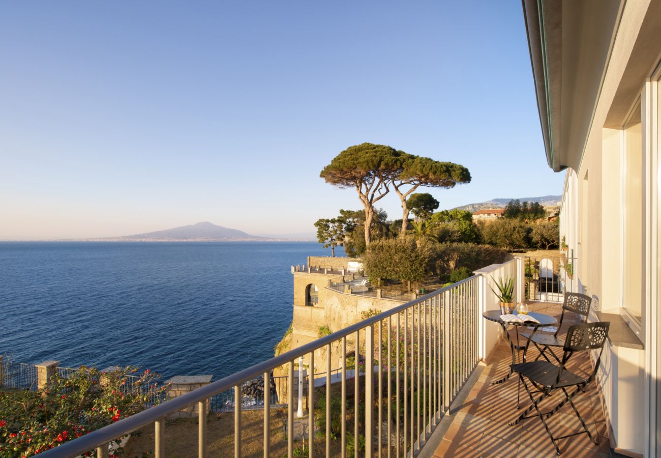 Villa in Sorrento - AMORE RENTALS -Villa Galidia with Jacuzzi, Sea View, Garden and Air Conditioning