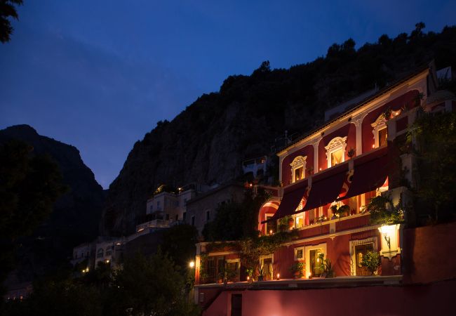 Villa in Positano - AMORE RENTALS - Palazzo Santa Croce with heated Pool, Sea View, Chef and Breakfast Ideal for Weddings