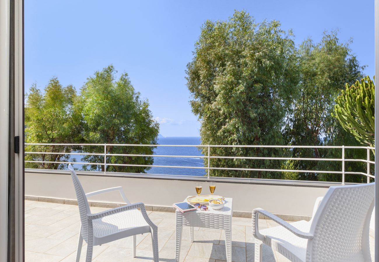 Villa in Massa Lubrense - AMORE RENTALS - Villa Ofelia with Private Pool, Garden and Direct Access to the Sea