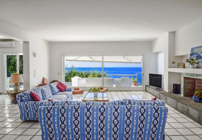 Villa in Massa Lubrense - AMORE RENTALS - Villa Terri with Sea View, Private Pool, Direct Sea Access and Parking Villa in Massa Lubrense - AMORE RENTALS - Villa Terri with Sea View, Private Pool, Direct Sea Access and Parking
