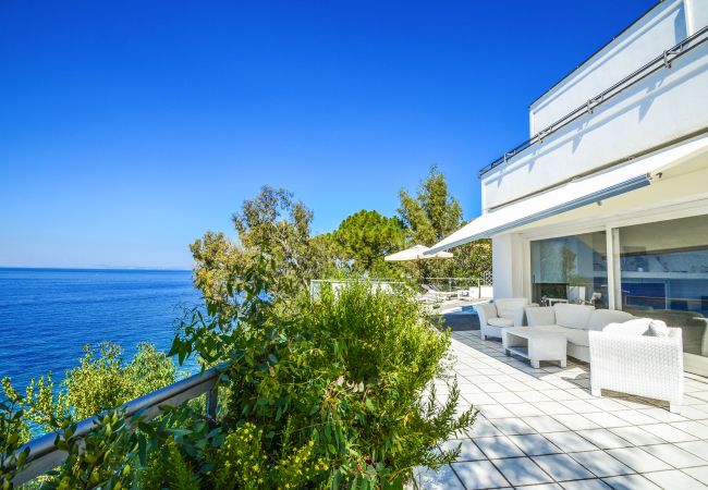Villa in Massa Lubrense - AMORE RENTALS - Villa Terri with Sea View, Private Pool, Direct Sea Access and Parking Villa in Massa Lubrense - AMORE RENTALS - Villa Terri with Sea View, Private Pool, Direct Sea Access and Parking