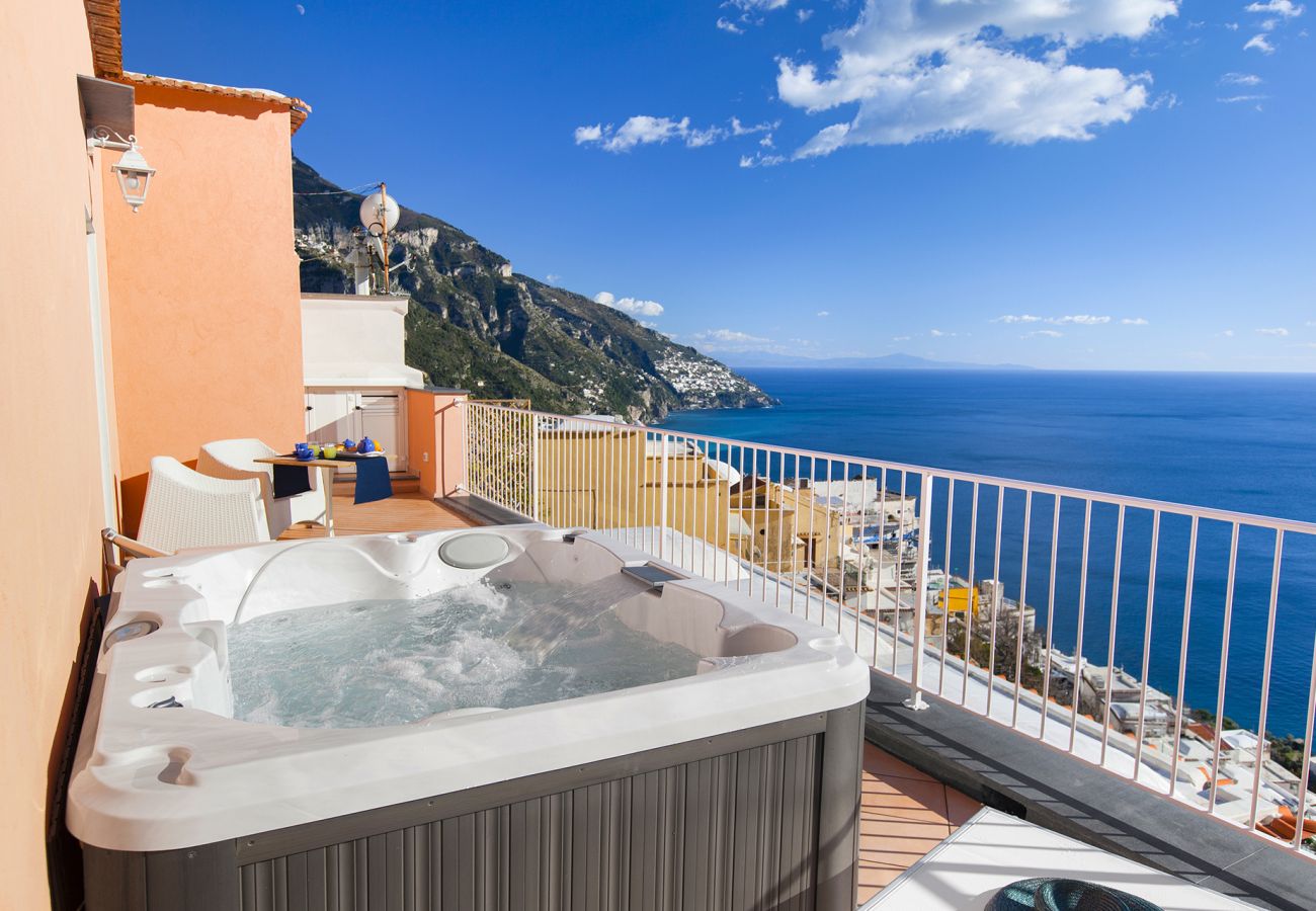House in Positano - AMORE RENTALS - Casa Bluedream with Sea View, Terrace and Jacuzzi in Positano