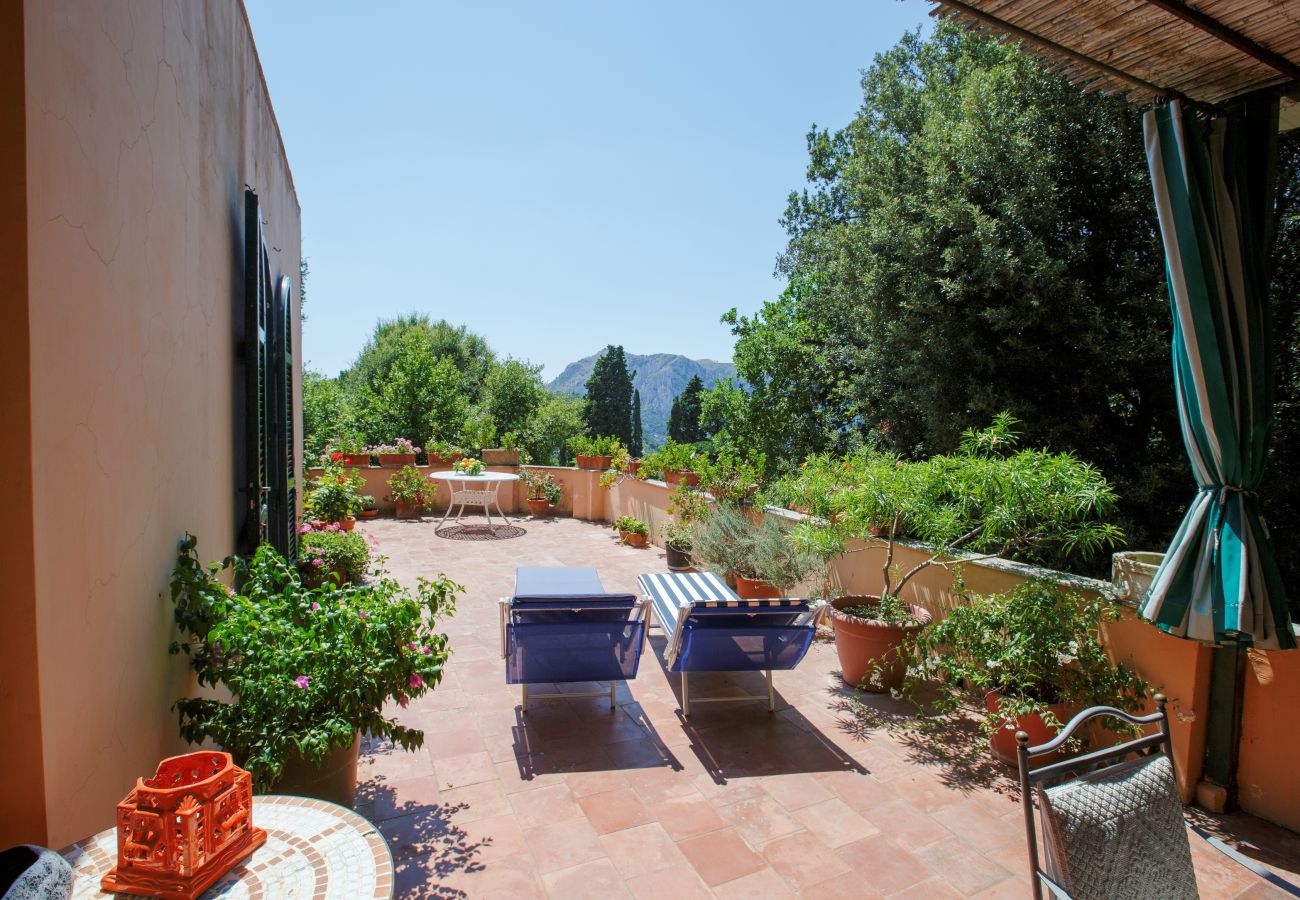 Villa in Capri - AMORE RENTALS - Casa Eliana, Historic Villa with Garden and Terraces in Capri