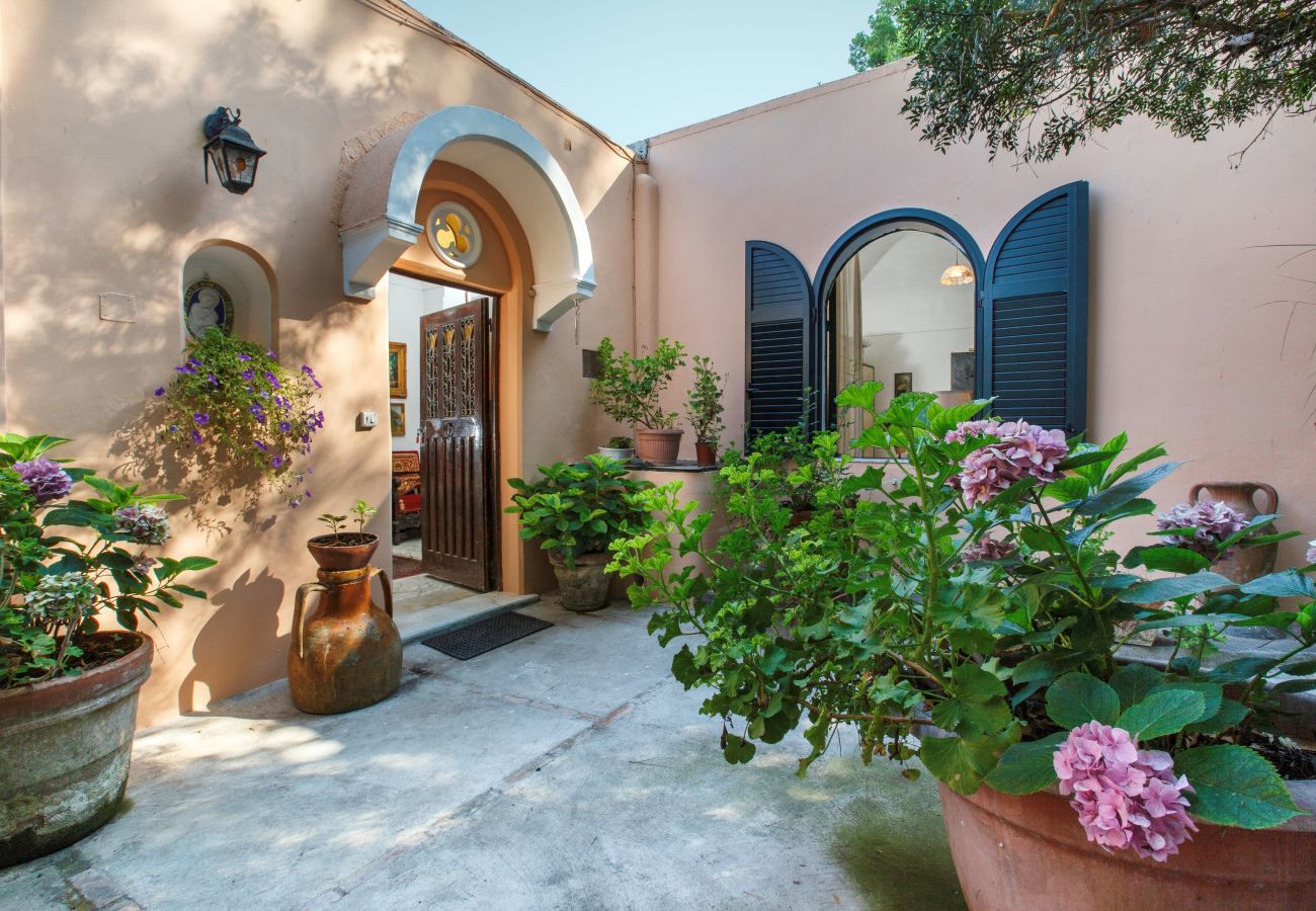 Villa in Capri - AMORE RENTALS - Casa Eliana, Historic Villa with Garden and Terraces in Capri