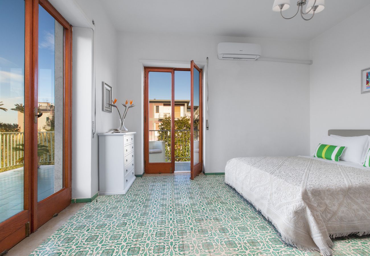 Apartment in Sorrento - AMORE RENTALS - Appartamento Savino with Terrace, Parking and Air Conditioning