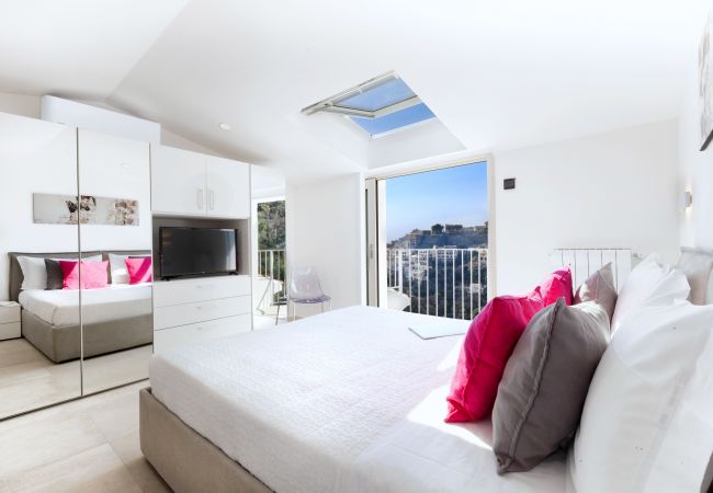 House in Positano - AMORE RENTALS - Casa Cristallo with private Terrace and Sea View House in Positano - AMORE RENTALS - Casa Cristallo with private Terrace and Sea View