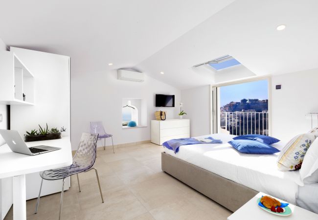 House in Positano - AMORE RENTALS - Casa Cristallo with private Terrace and Sea View House in Positano - AMORE RENTALS - Casa Cristallo with private Terrace and Sea View