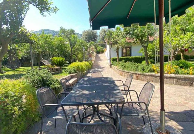 House in Sorrento - AMORE RENTALS - Casa Limoneto with Shared Pool, Garden, Terraces and Parking House in Sorrento - AMORE RENTALS - Casa Limoneto with Shared Pool, Garden, Terraces and Parking