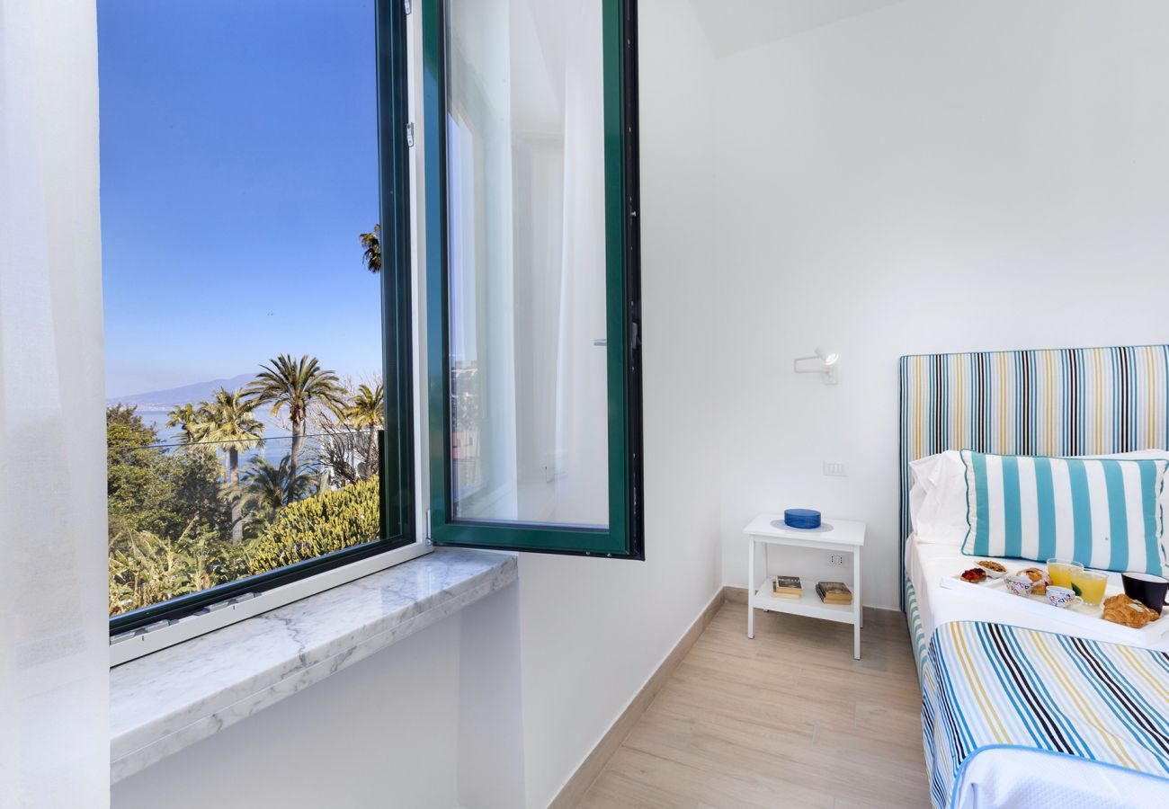 Apartment in Sorrento - AMORE RENTALS - Appartamento Tramontano with Air Conditioning and Internet WI-FI
