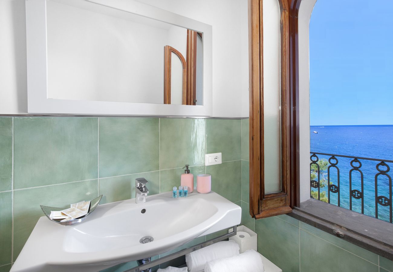 Villa in Nerano - AMORE RENTALS - Villa Giovanna with Terraces, Jacuzzi, Sea View and Direct Sea Access