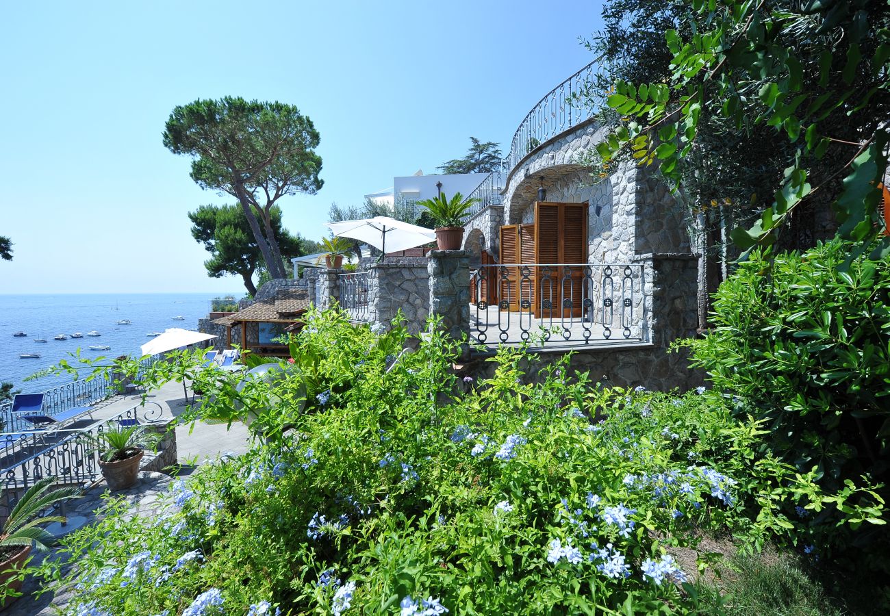 Villa in Nerano - AMORE RENTALS - Villa Giovanna with Terraces, Jacuzzi, Sea View and Direct Sea Access