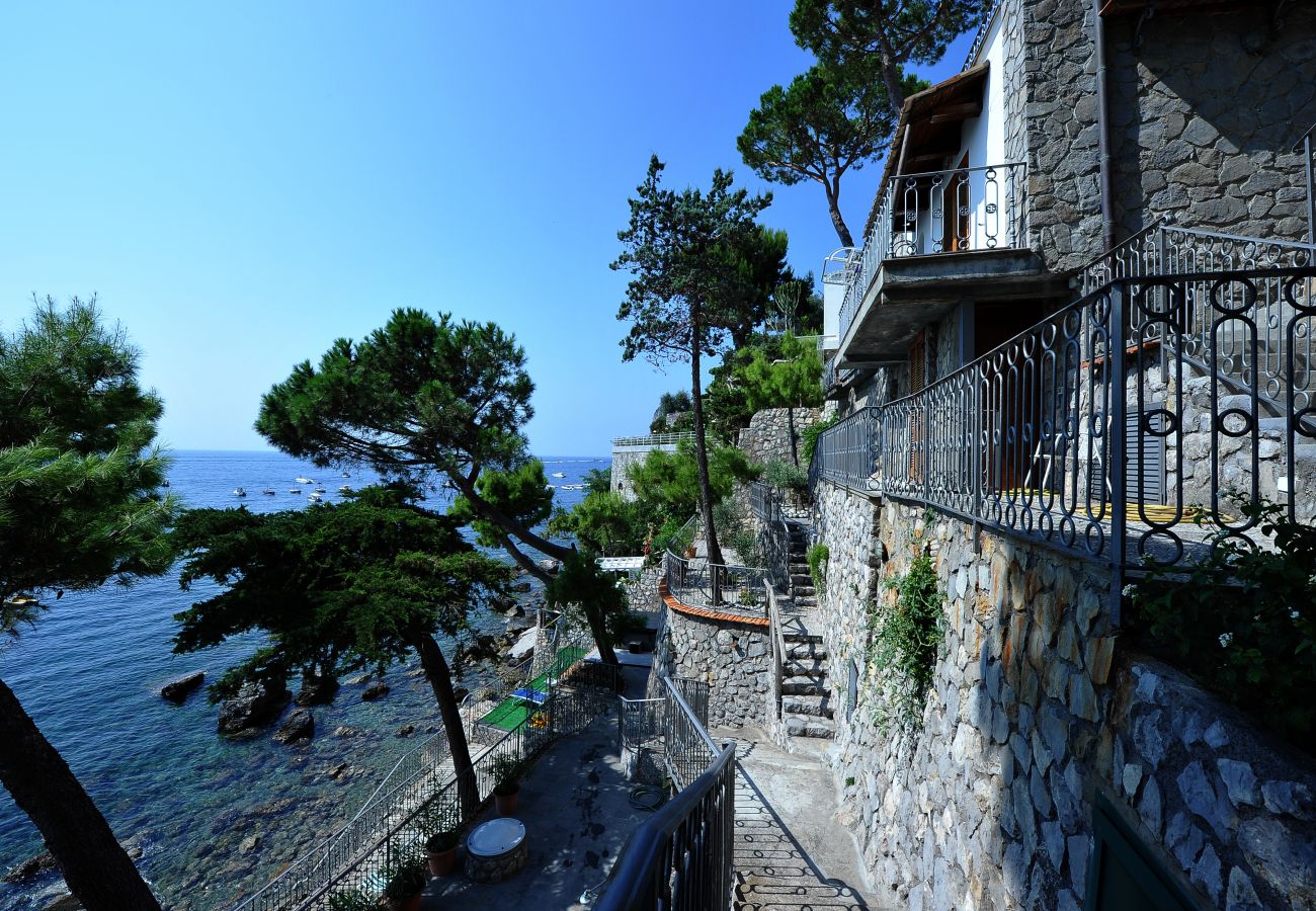 Villa in Nerano - AMORE RENTALS - Villa Giovanna with Terraces, Jacuzzi, Sea View and Direct Sea Access