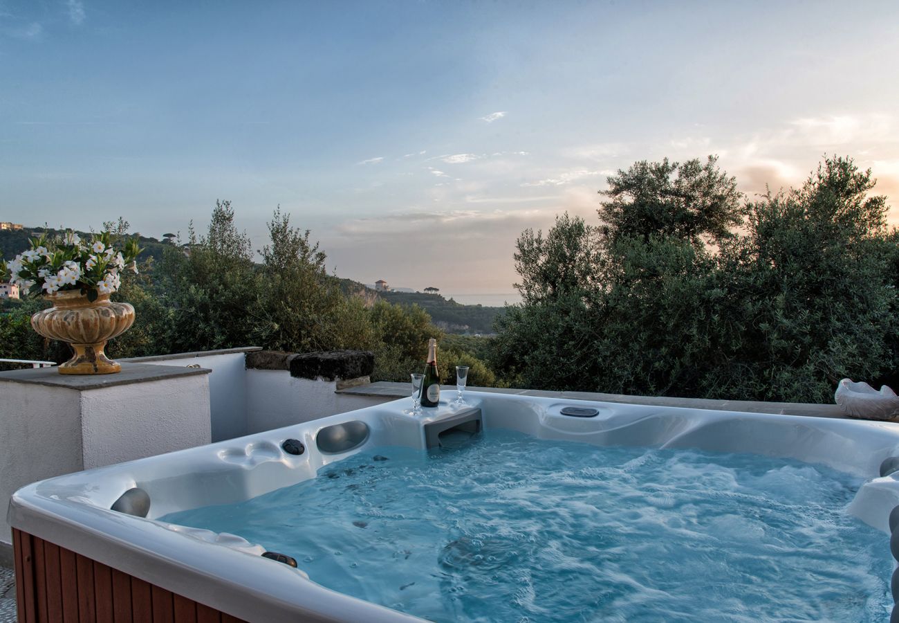 House in Sorrento - AMORE RENTALS - Casa Rufoletta with Jacuzzi, Sea View, Terrace e Breakfast