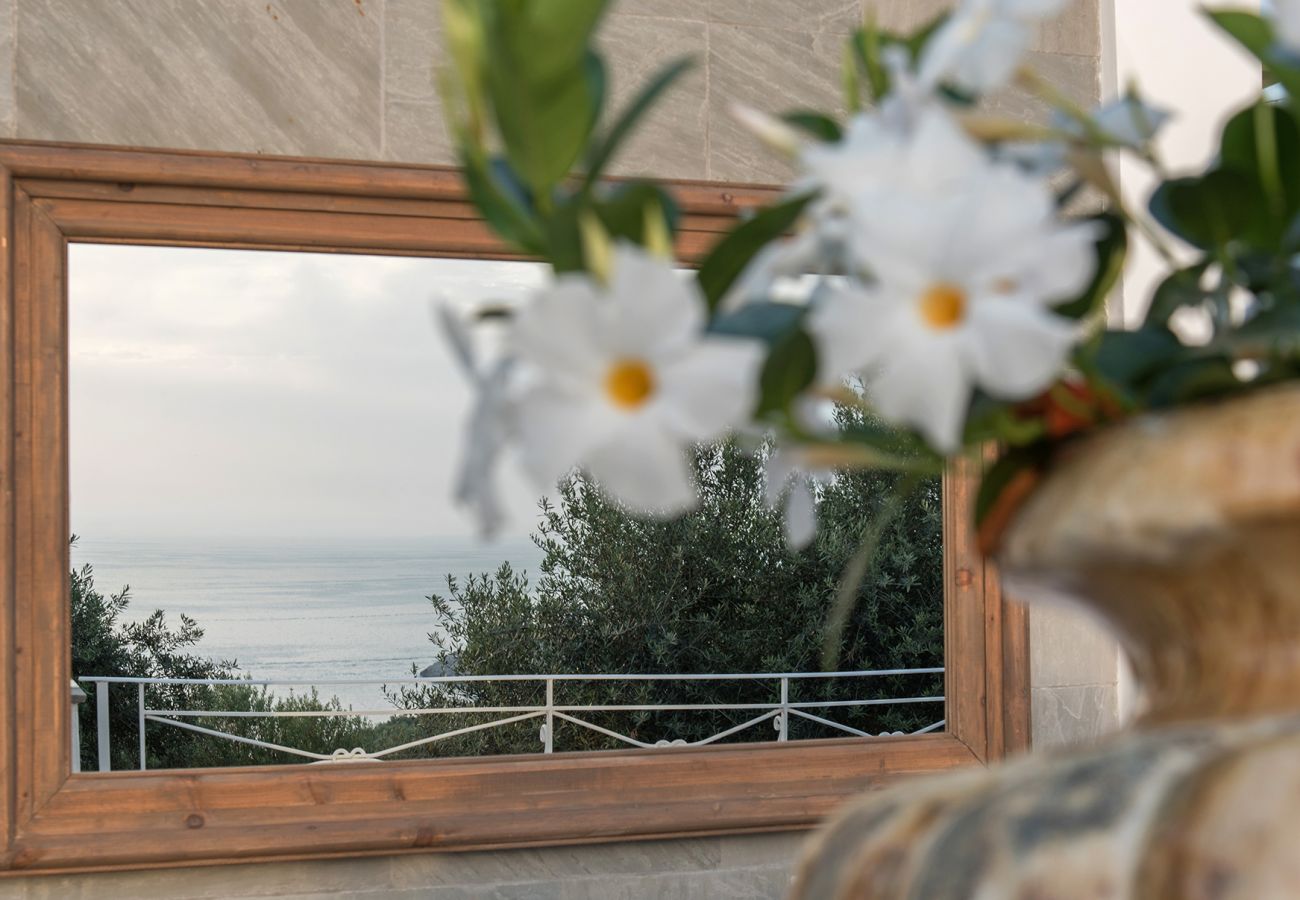 House in Sorrento - AMORE RENTALS - Casa Rufoletta with Jacuzzi, Sea View, Terrace e Breakfast