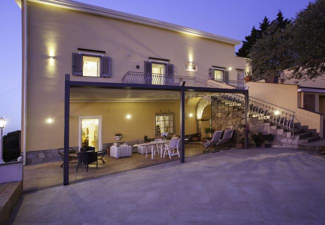 Villa in Sant´Agata sui Due Golfi - Villa Ferrara with Infinity Pool, Sea View, Parking and Garden Villa in Sant´Agata sui Due Golfi - Villa Ferrara with Infinity Pool, Sea View, Parking and Garden