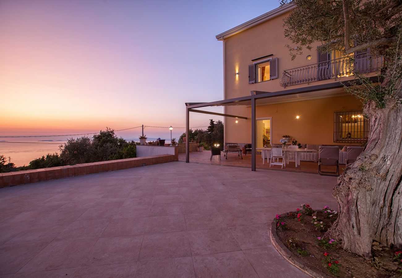 Villa in Sant´Agata sui Due Golfi - Villa Ferrara with Infinity Pool, Sea View, Parking and Garden