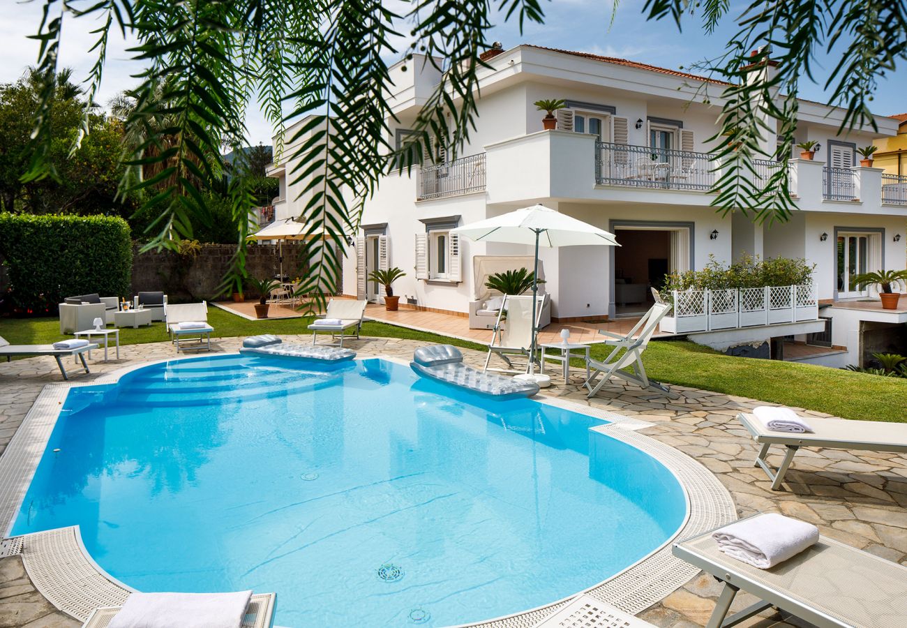 Villa in Sant´Agnello - AMORE RENTALS - Villa Lia with Private Pool, Garden and Parking